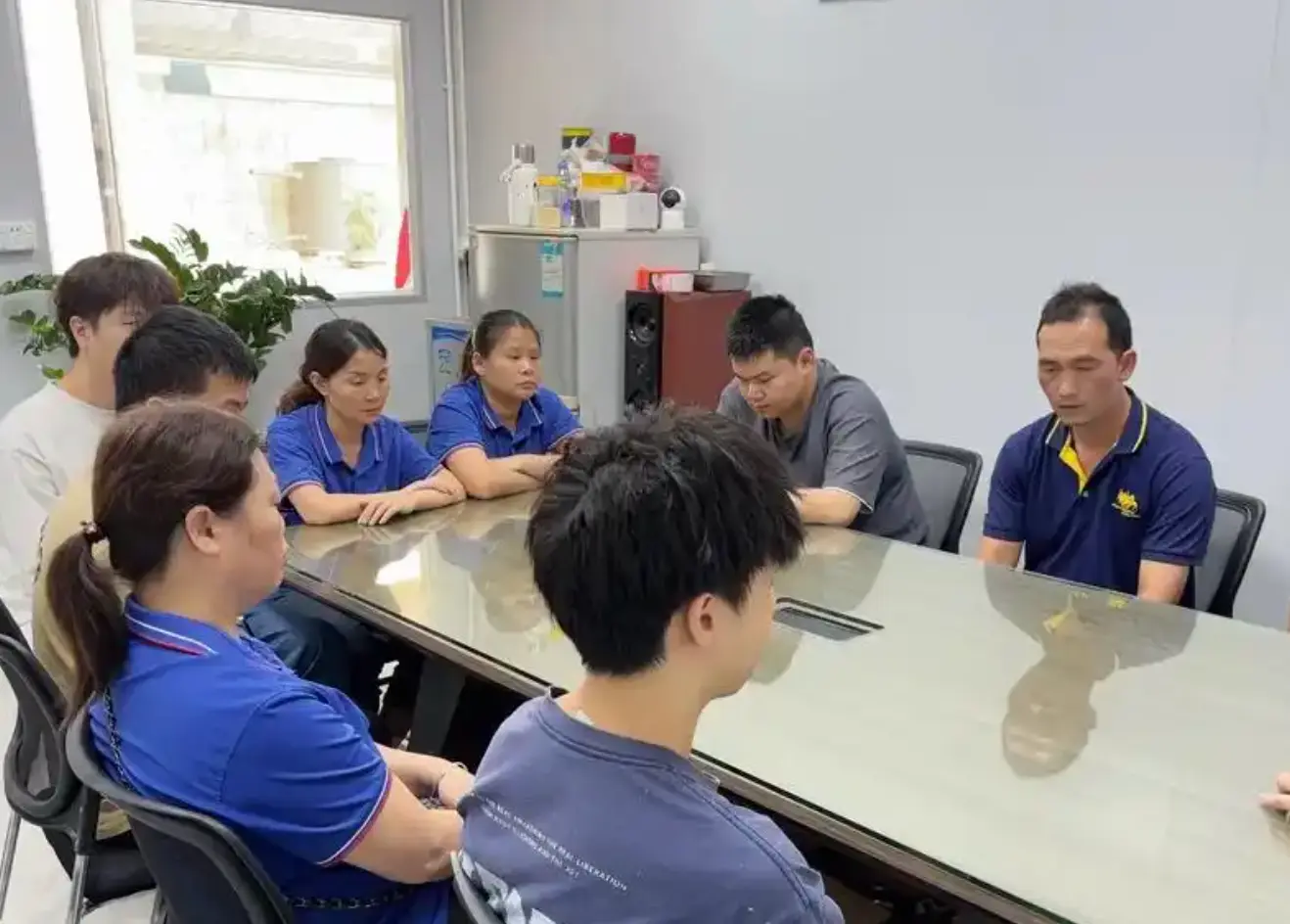 老爹模板工程师与劳务站人员进行需求沟通的场景